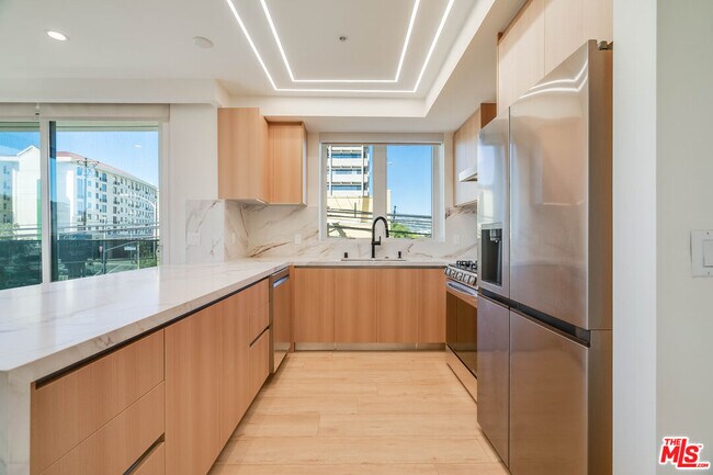 Building Photo - 1414 S Beverly Dr