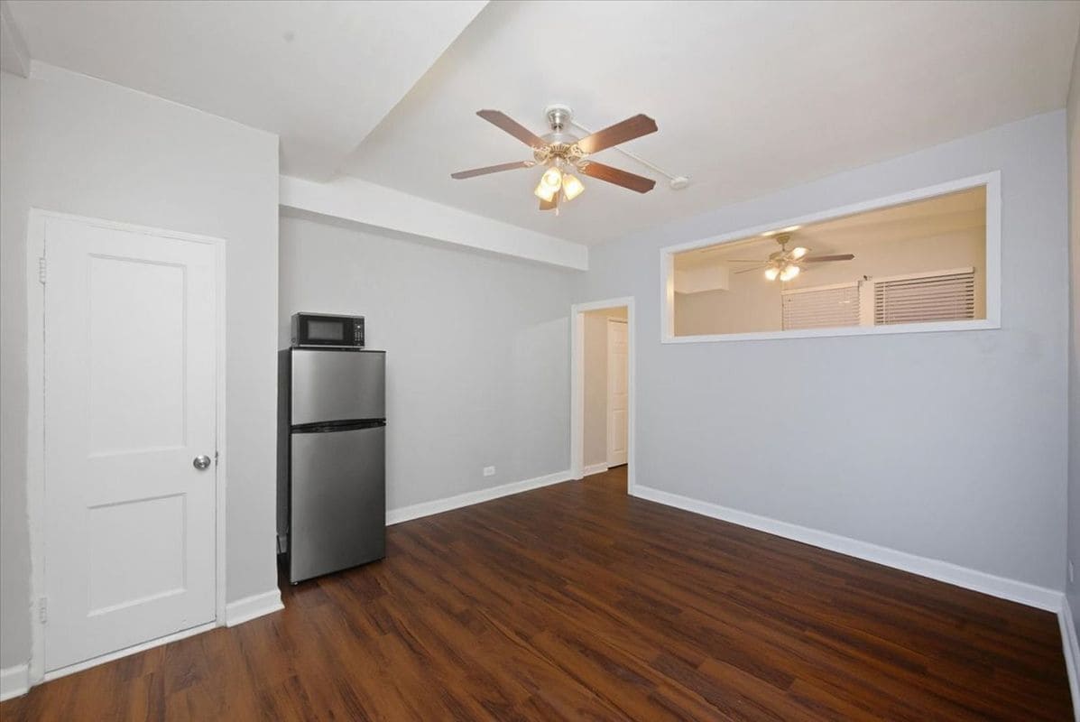 Building Photo - 1140 N La Salle Dr