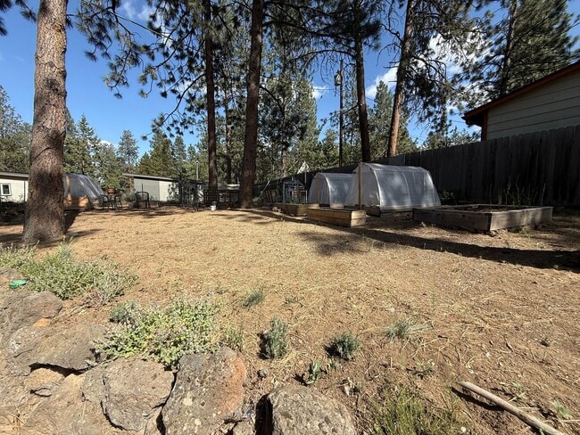 Building Photo - Spacious 4 Bed/3 Single Family Home in SW Bend - Large Backyard