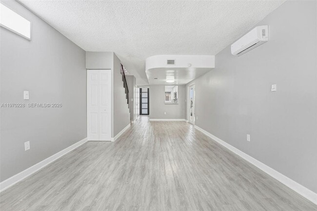 Building Photo - 1096 W 42nd Pl