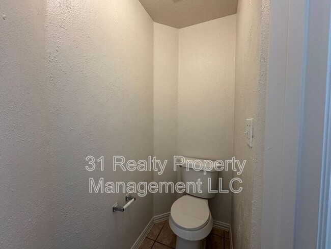 Building Photo - 900 Englewood Ln