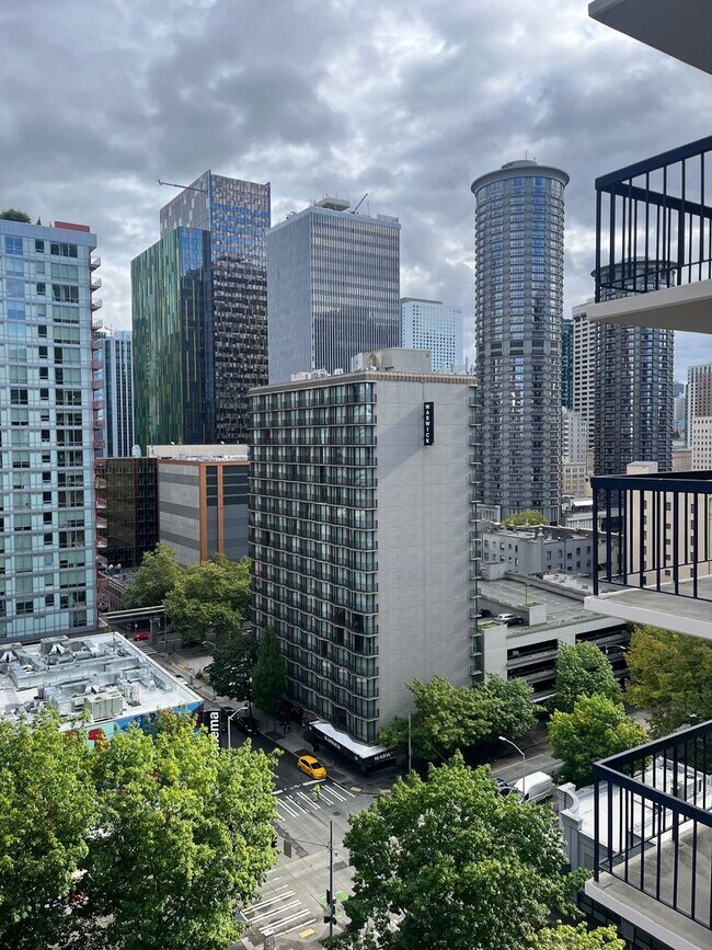 Building Photo - Beautiful bright One Bedroom Condo With St...