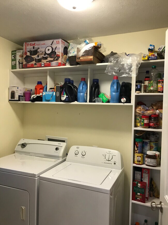 Building Photo - 908 W Mill St