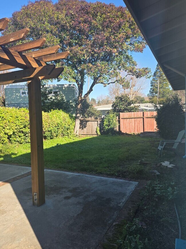 Building Photo - West Side Petaluma Gem- Beautiful 3 bedroom 2 bathroom