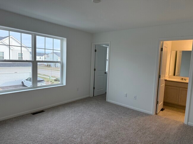 Building Photo - 302 Kingsport Dr