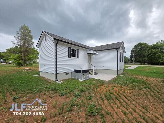 Building Photo - Fully Renovated 2 Bed/1 Bath Ranch in Salisbury!