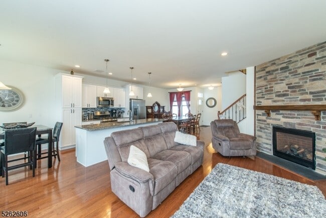 Building Photo - 5 White Aster Ct