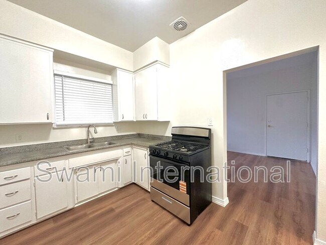 Building Photo - 1665 W 182nd St