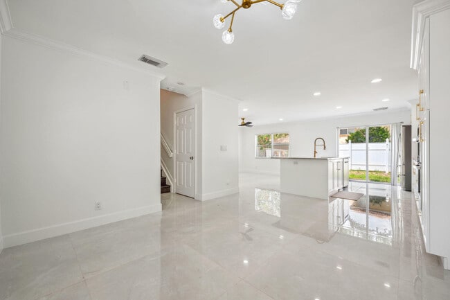 Building Photo - 3460 Commodore Ct
