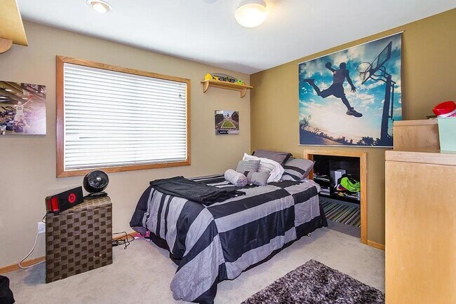 Building Photo - Spacious 5-Bedroom Home with Fenced Yard a...