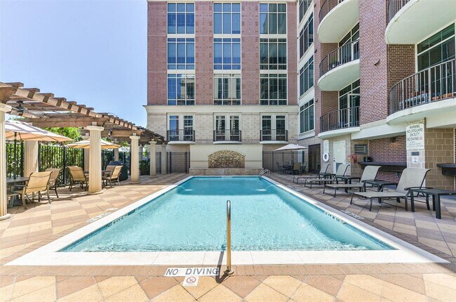 Building Photo - 1616 Fountain View Dr