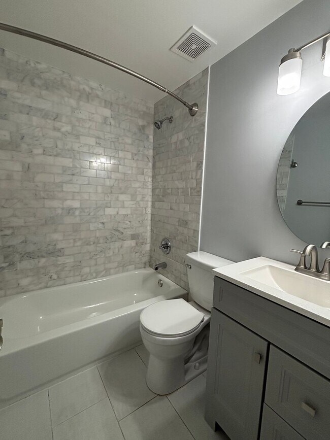 Building Photo - Executive Row Home In NW DC with Designer Finishes