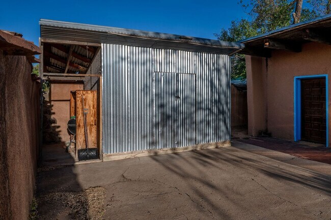 Building Photo - Rustic Santa Fe Charm on Kathryn Ave.