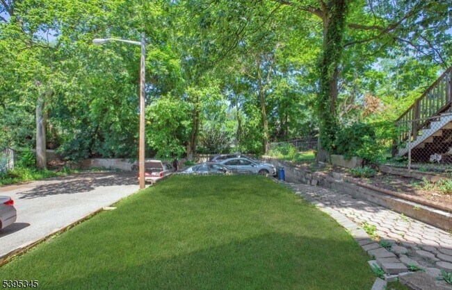 Building Photo - 142 Forest St