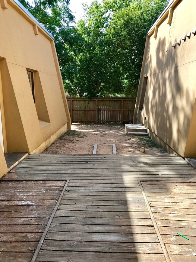 Building Photo - Walk to campus! Walk downtown! Fenced yard! Flat Rate Utilities!