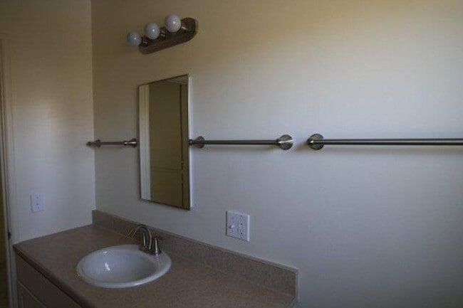 Building Photo - DEPOSIT PENDING 4 Bedroom 2 Bathroom House in Quiet Neighborhood