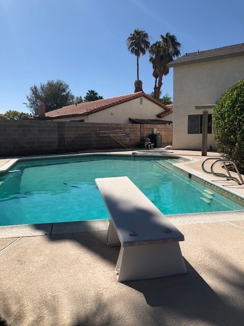 Building Photo - Absolutely gorgeous 4 Bed 3 Bath in Green ...