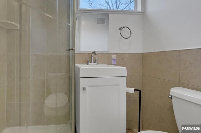 Building Photo - 95 Grove St