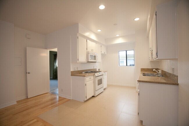 Kitchen - 4106 McLaughlin Ave