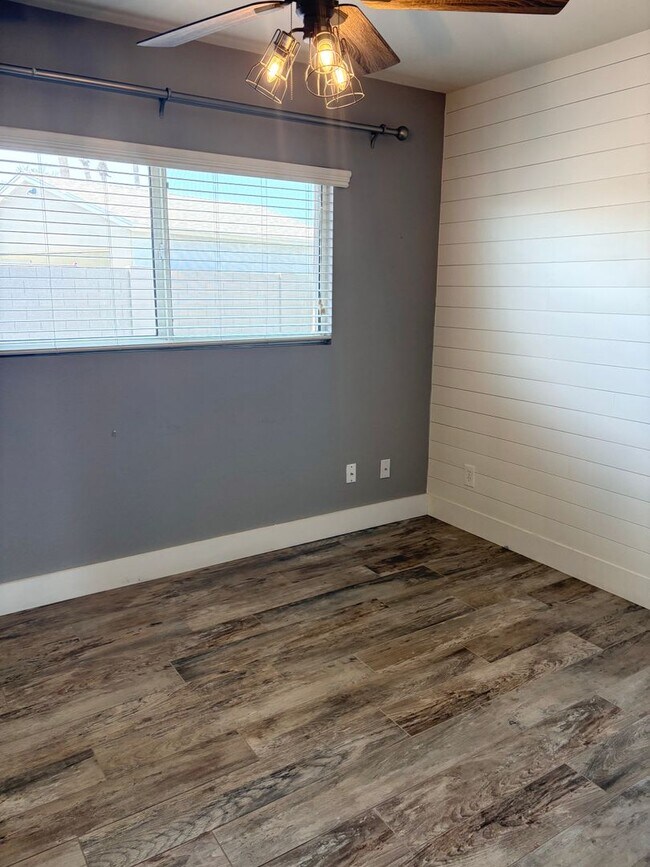 Building Photo - **STUNNING 3 BEDROOM/2 BATHROOM FULLY RENO...