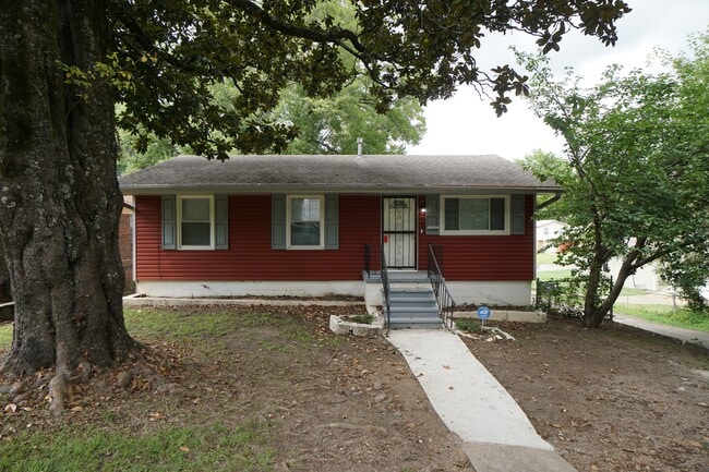 Building Photo - 112 13th Ave N