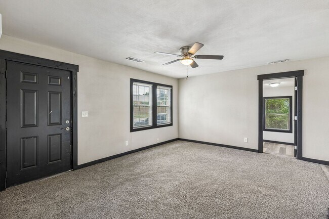 Building Photo - 3 bed, 1 bath home in Del City, OK