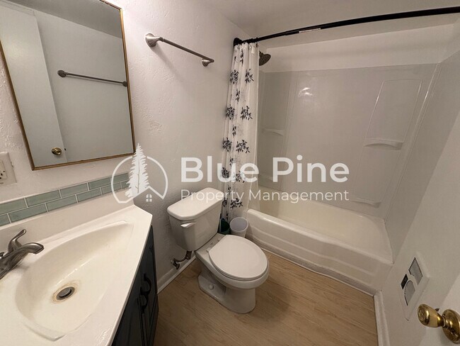 Building Photo - 660 1/2 Park Lane