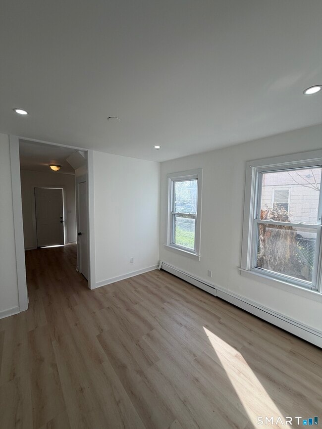 Building Photo - 142 Cowles St