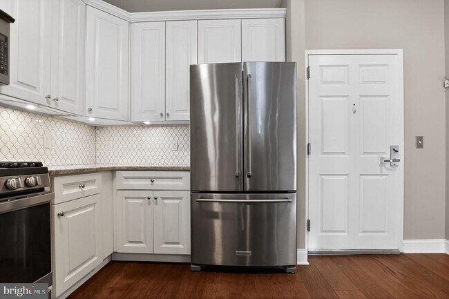 Building Photo - 300 W Elm St