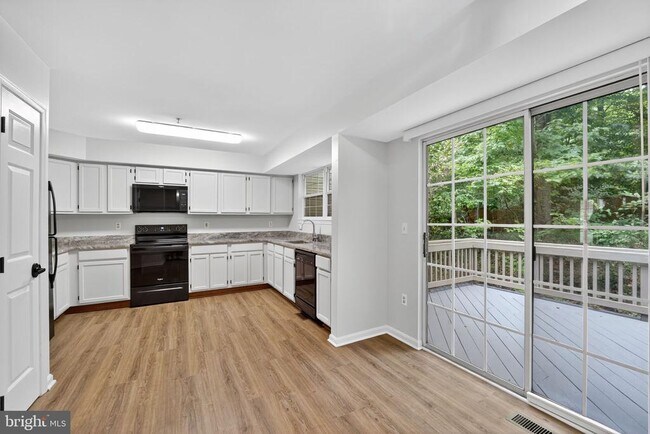 Building Photo - 107 Quiet Waters Pl