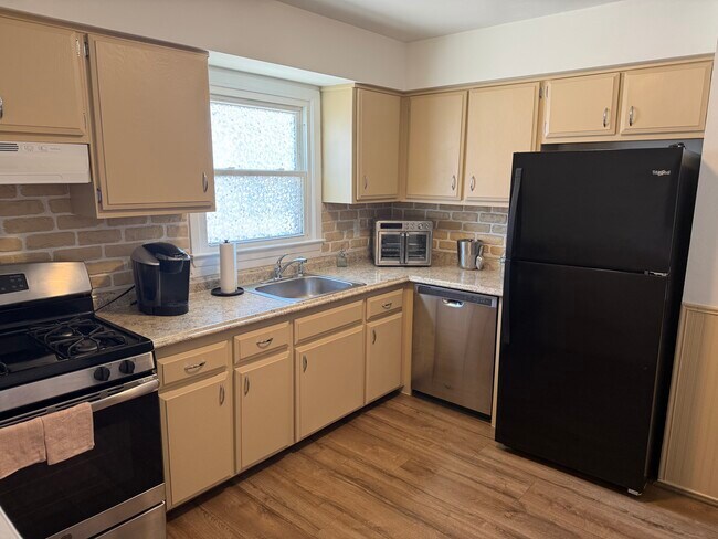 Building Photo - 44 Isabella Ave