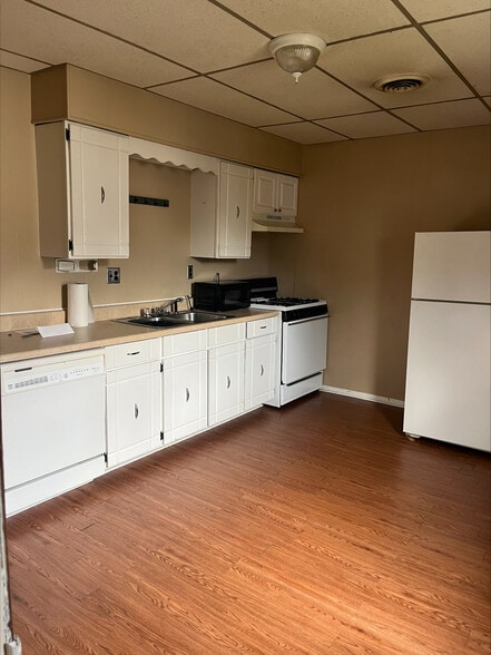 Eat - in Kitchen with dishwasher - 334 Liberty St