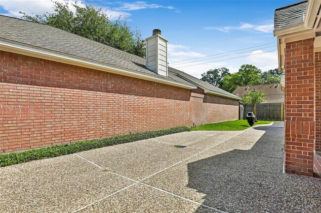 Building Photo - 3306 Redwood Lake Dr