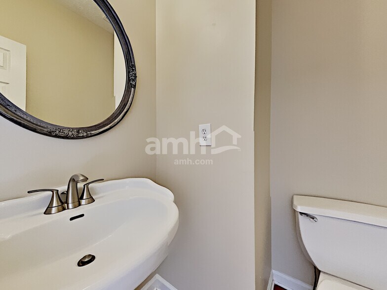 Building Photo - 303 Lismore Ter