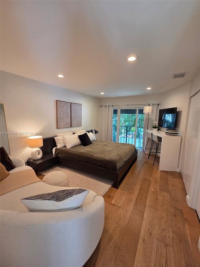 Building Photo - 2848 SW 22nd Ave