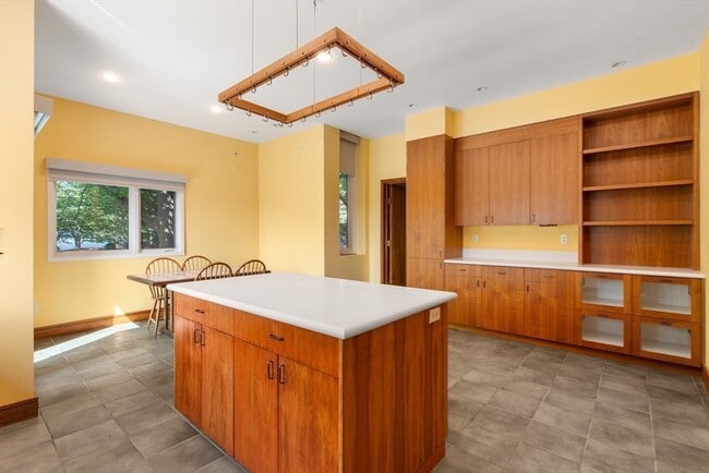 Building Photo - 225 Kenrick St