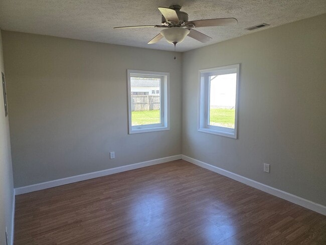 Building Photo - Very nice cute little house. 2 bedroom, 1 bath