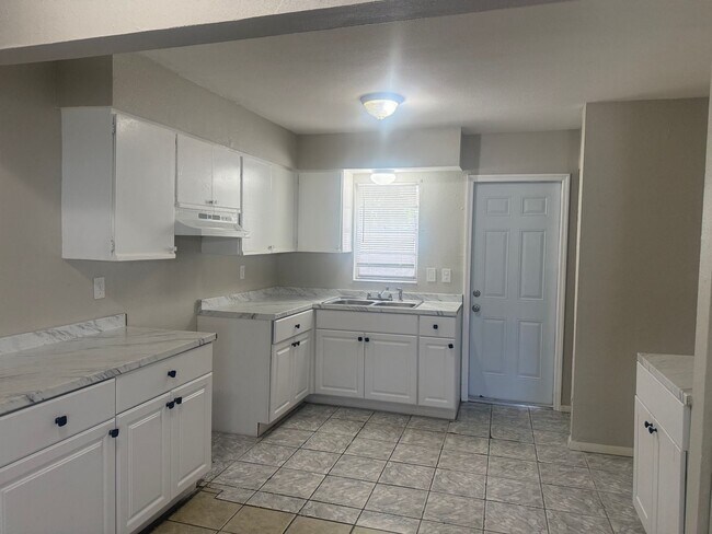 Building Photo - 925 33rd Ave W