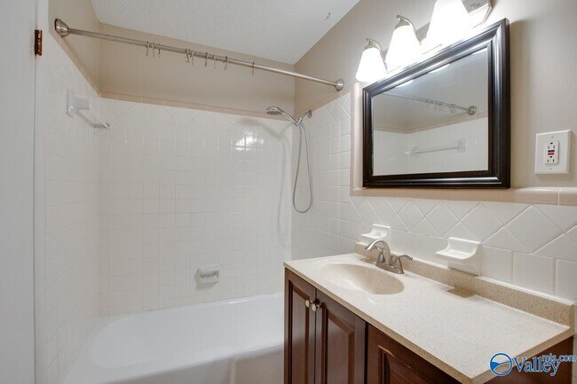 Building Photo - 2107 Edinburgh Dr SW