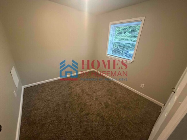 Building Photo - 2 Bedroom Apartment | Downstairs | Laundry Facility | Move In Special