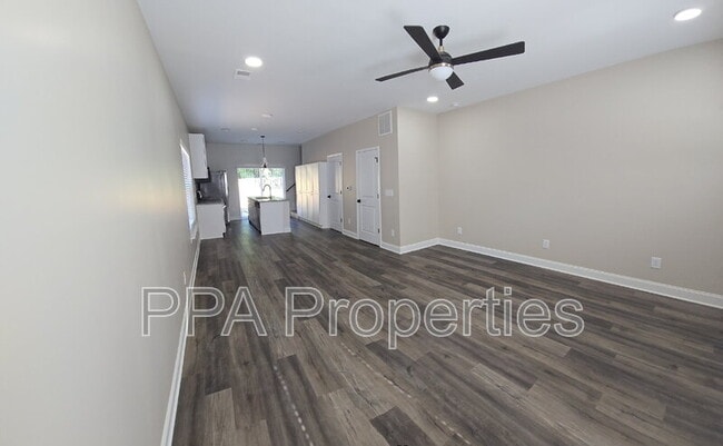 Building Photo - 402 Giles St