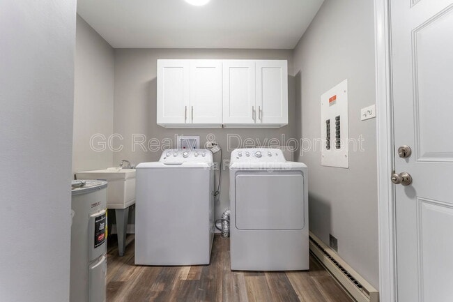 Building Photo - 390 Oak Ave