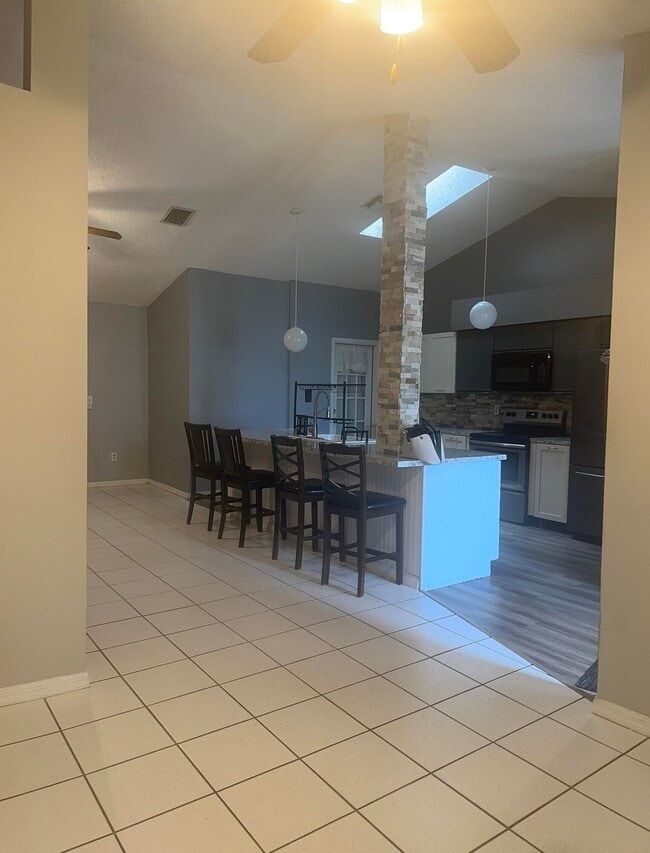 Building Photo - 379 SW Jeanne Ave