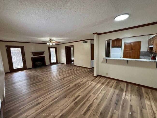 Building Photo - 3BD 2BA FLAT APARTMENT DOWNSTAIRS