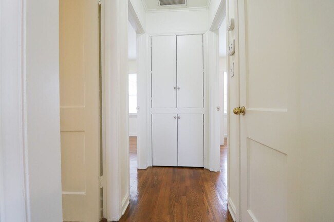 Building Photo - Beautiful Brookside duplex unit - NO PETS