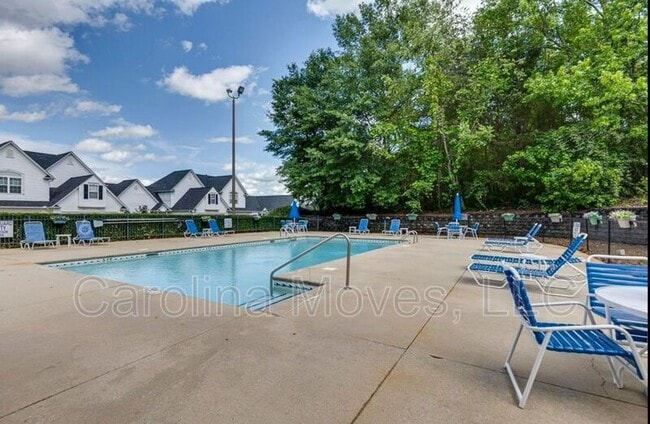 Building Photo - 500 Cliffview Ct
