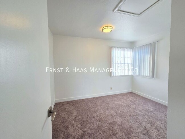 Building Photo - 244 1/2 E. 56th St.-