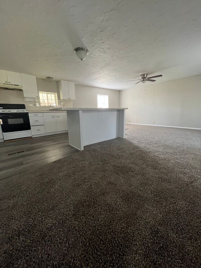 Building Photo - 1 bedroom 1 bath in Romney AVAILABLE FOR L...