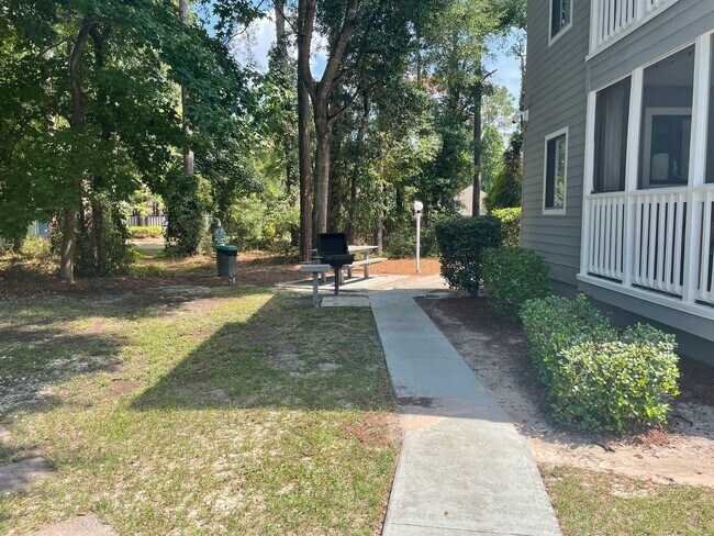 Building Photo - 10170 Beach Dr SW