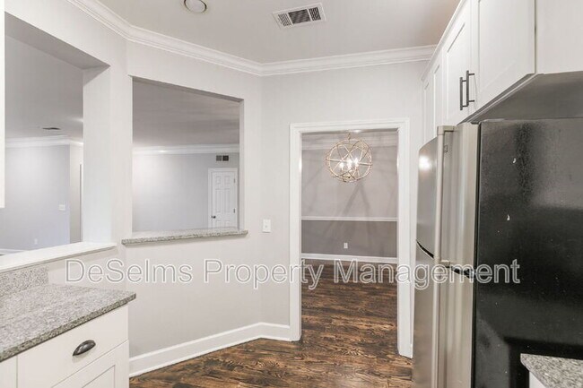 Building Photo - 210 Ashlawn Ct